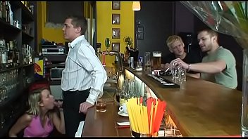 Sexo orgias com uma loira safada dando bebada no bar