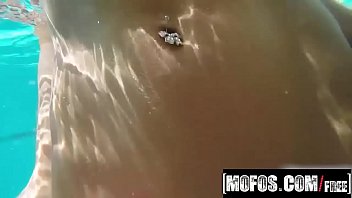 Videos pono morena novinha peitos perfeitos faz sexo na piscina