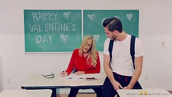 Professora transando com seu aluno bem dotado no meio da classe em um vídeo de porno da brazzers