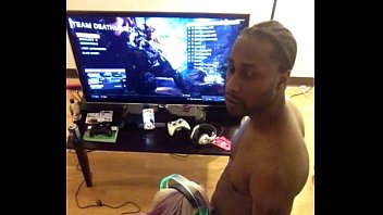 Sexo pornô negão coloca a loirinha safada para dar uma mamada boa na hora que ela estava jogando um vídeo game