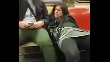Novinha safada tocando siririca no metro querendo pau