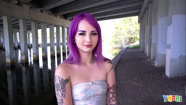 Gótica novinha em vídeo de sexo dando sua buceta rosa