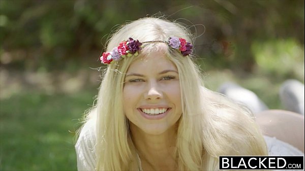 Novinha hippie nua dando sua buceta rosa pro negão - Xvideos Foda
